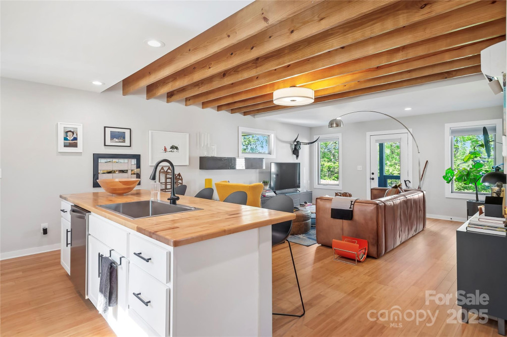 16 Oak Hill Dr Asheville, NC 28806
