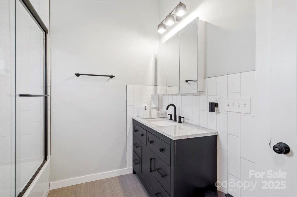 16 Oak Hill Dr Asheville, NC 28806