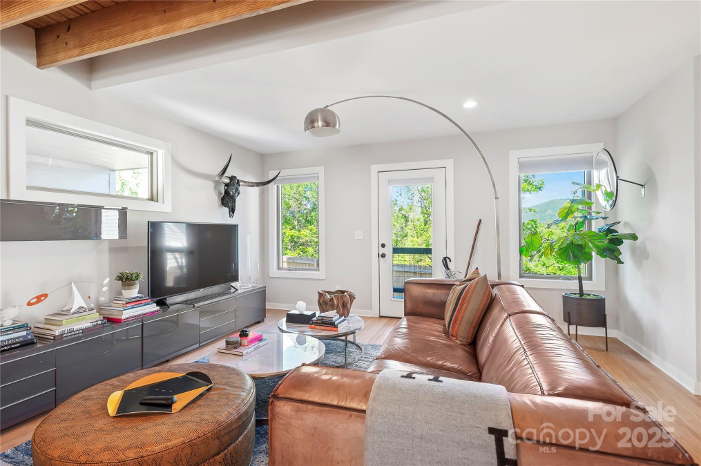 16 Oak Hill Dr Asheville, NC 28806