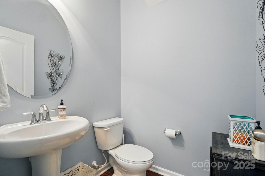 9301 Swimming Dr Harrisburg, NC 28075