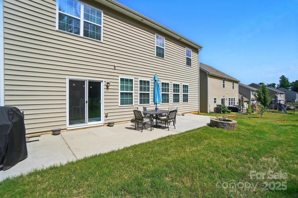 9301 Swimming Dr Harrisburg, NC 28075