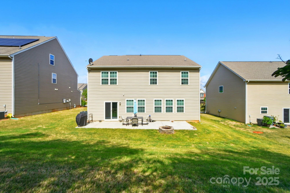 9301 Swimming Dr Harrisburg, NC 28075