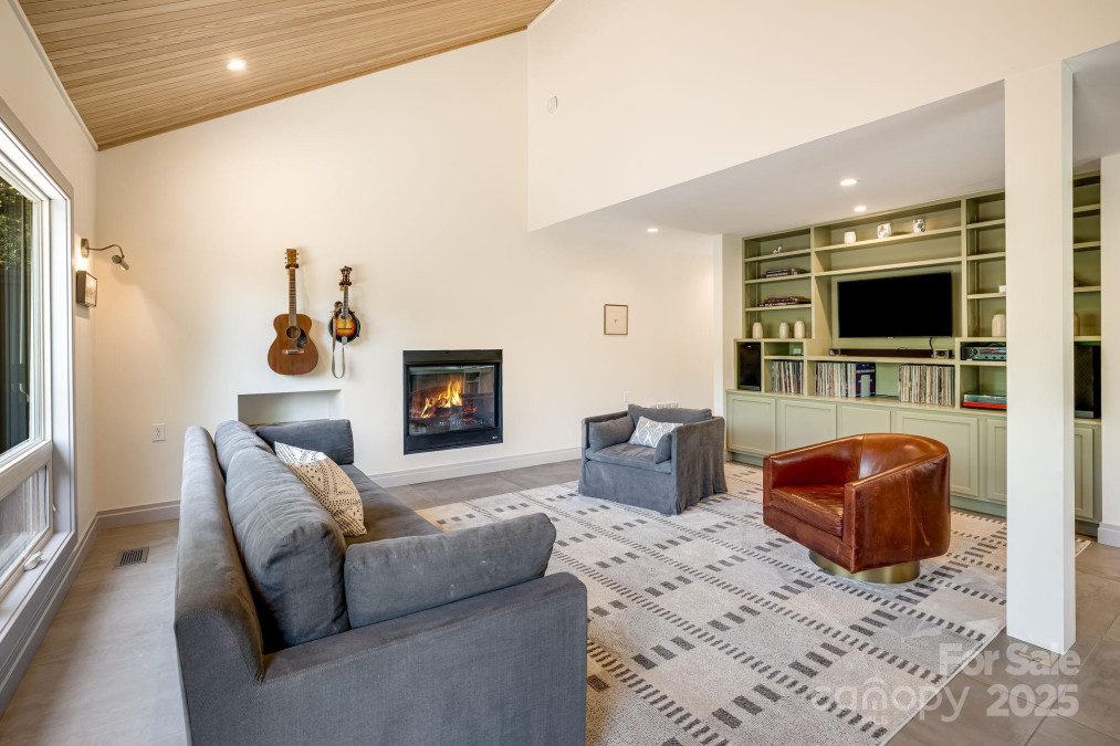 17 Beaverdam Ct Asheville, NC 28804