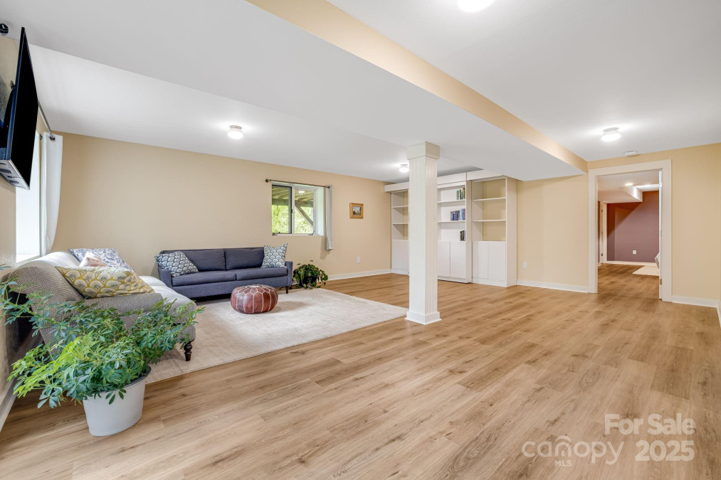 17 Beaverdam Ct Asheville, NC 28804
