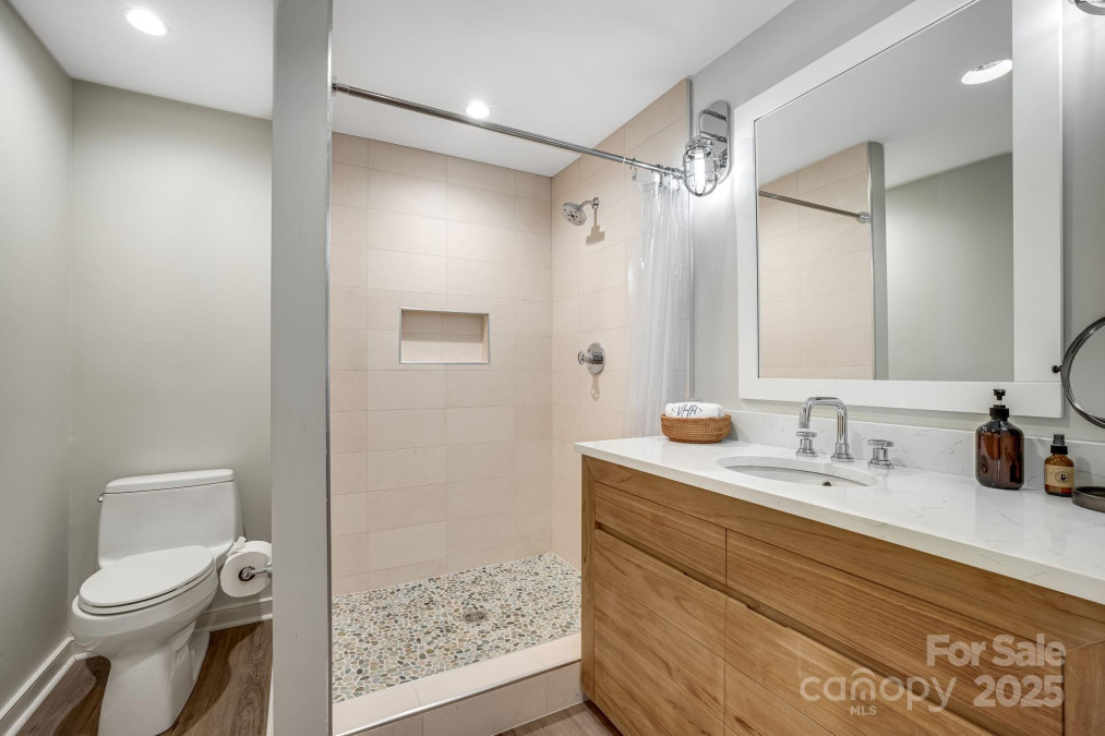 17 Beaverdam Ct Asheville, NC 28804