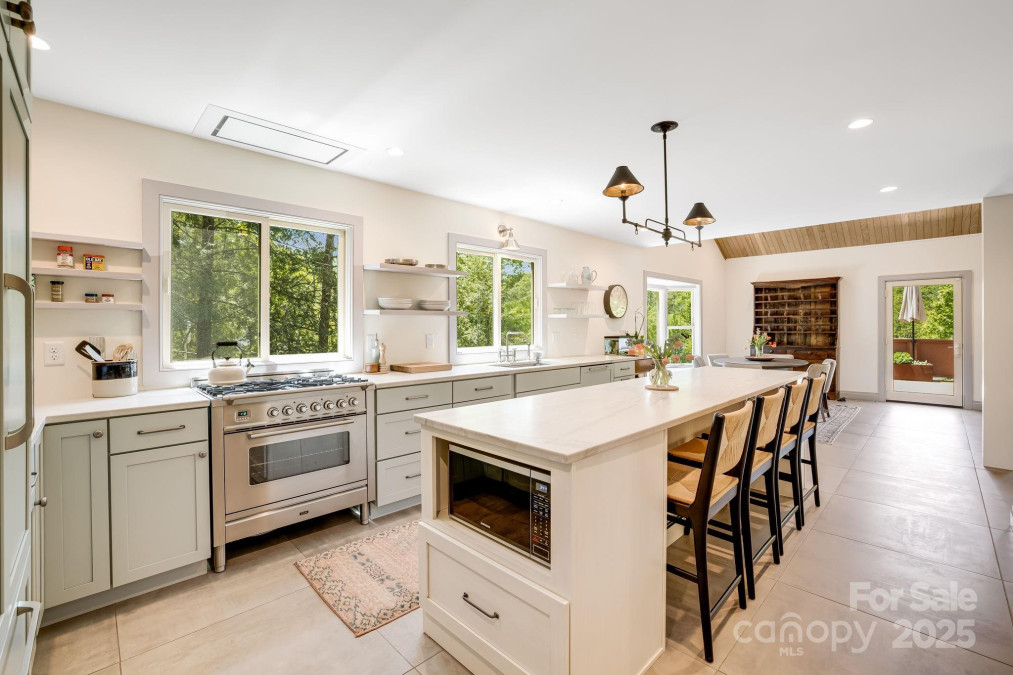 17 Beaverdam Ct Asheville, NC 28804