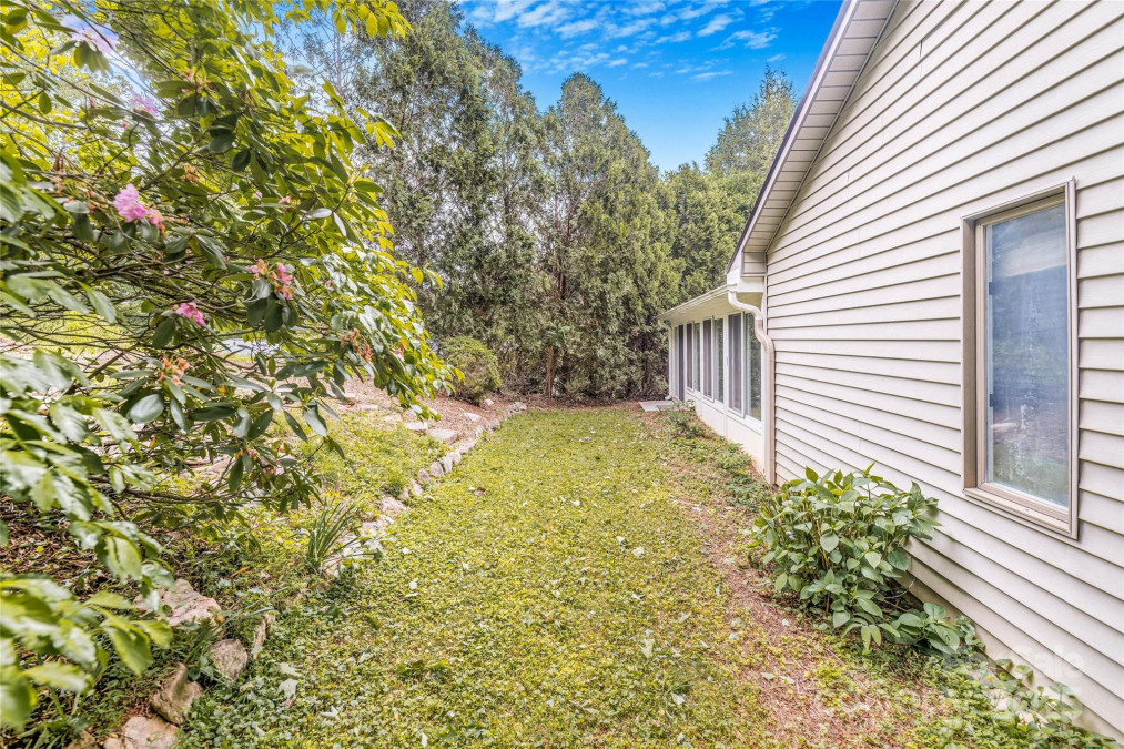 30 Robin Ln Asheville, NC 28806