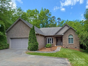 1061 14th Avenue Dr Hickory, NC 28601