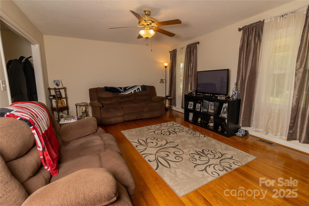 1352 Cherokee St Blacksburg, SC 29702