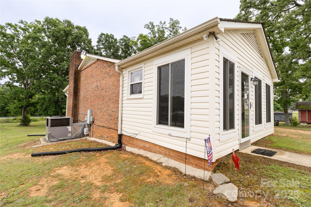 1352 Cherokee St Blacksburg, SC 29702