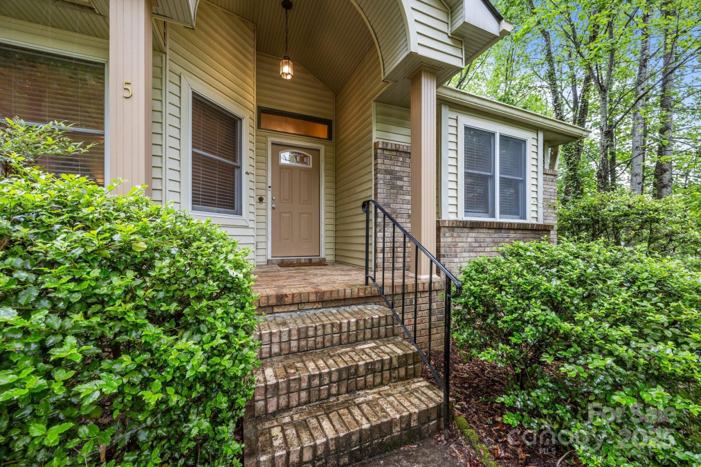 5 Governors Dr Hendersonville, NC 28791