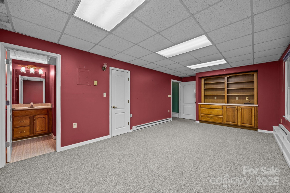 5 Governors Dr Hendersonville, NC 28791