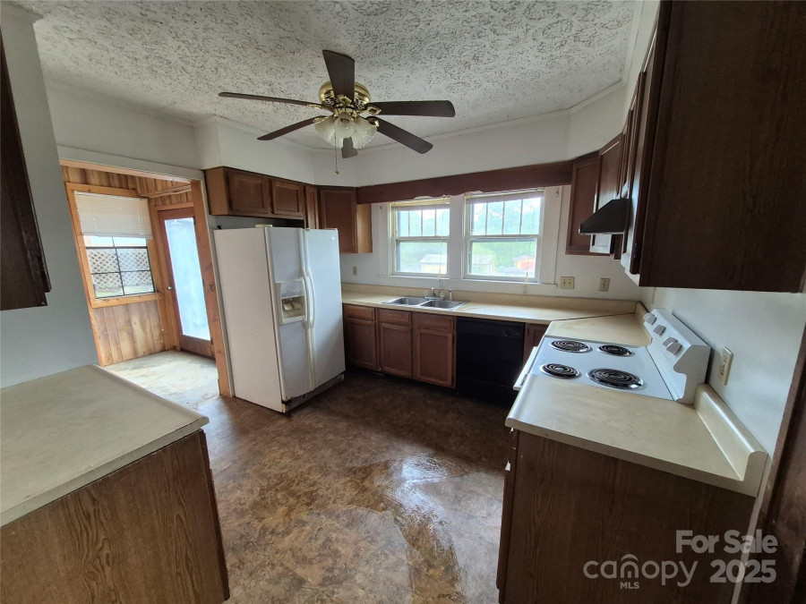 4 Three Dove Rd Candler, NC 28715
