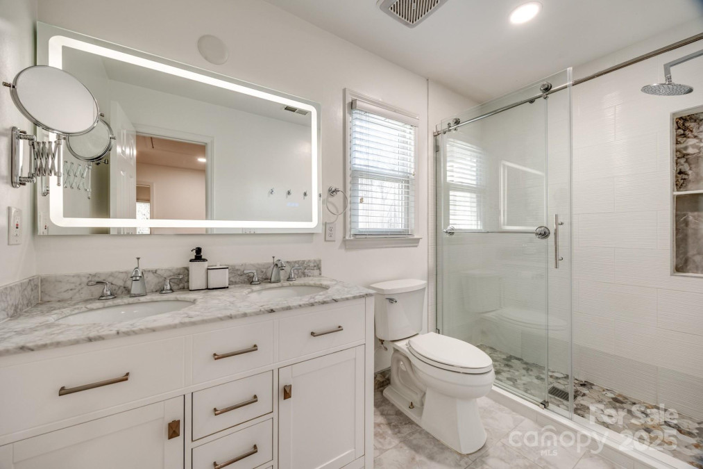 2702 Oxborough Dr Matthews, NC 28105