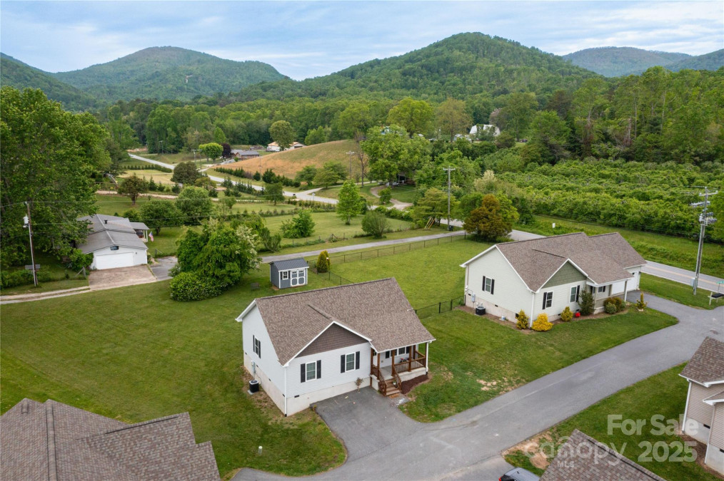 28 Trillium Meadows Ln Hendersonville, NC 28792