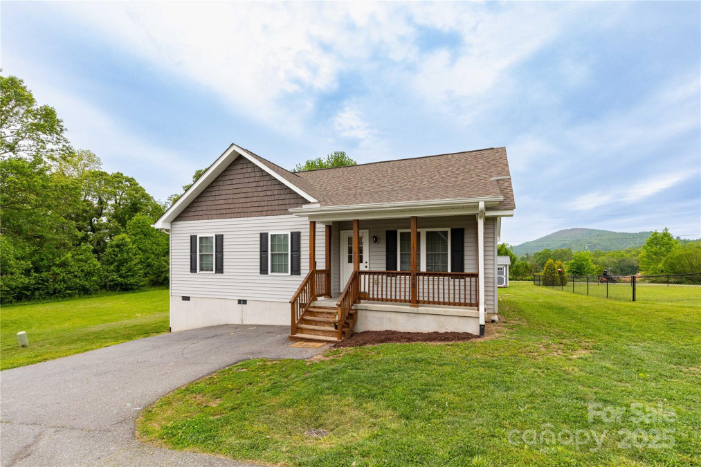 28 Trillium Meadows Ln Hendersonville, NC 28792