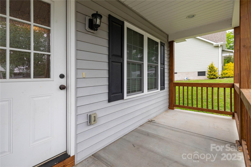 28 Trillium Meadows Ln Hendersonville, NC 28792
