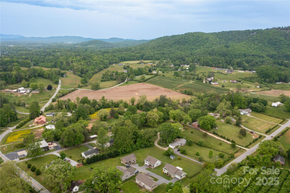 28 Trillium Meadows Ln Hendersonville, NC 28792