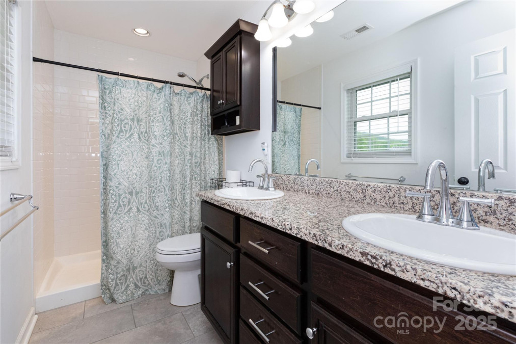 28 Trillium Meadows Ln Hendersonville, NC 28792