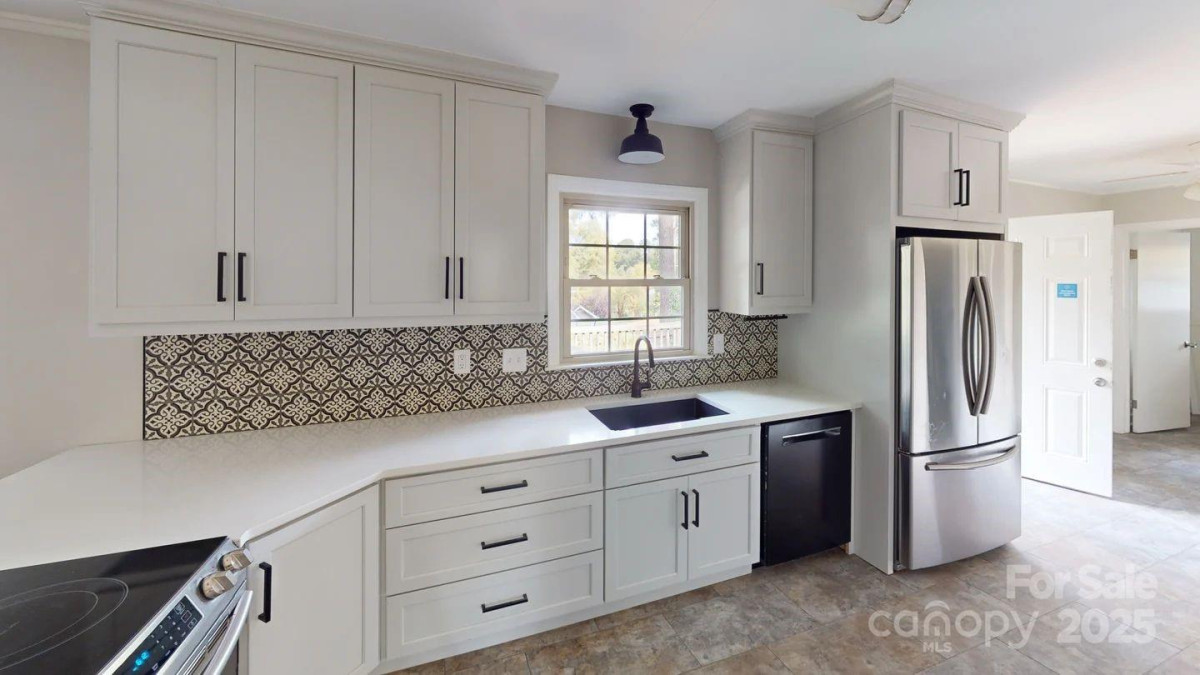 2001 Lakeview Dr Pineville, NC 28134