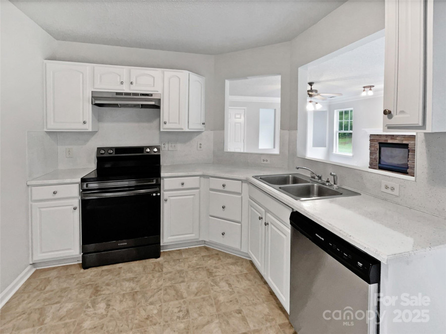 752 Raindrops Rd Gastonia, NC 28054