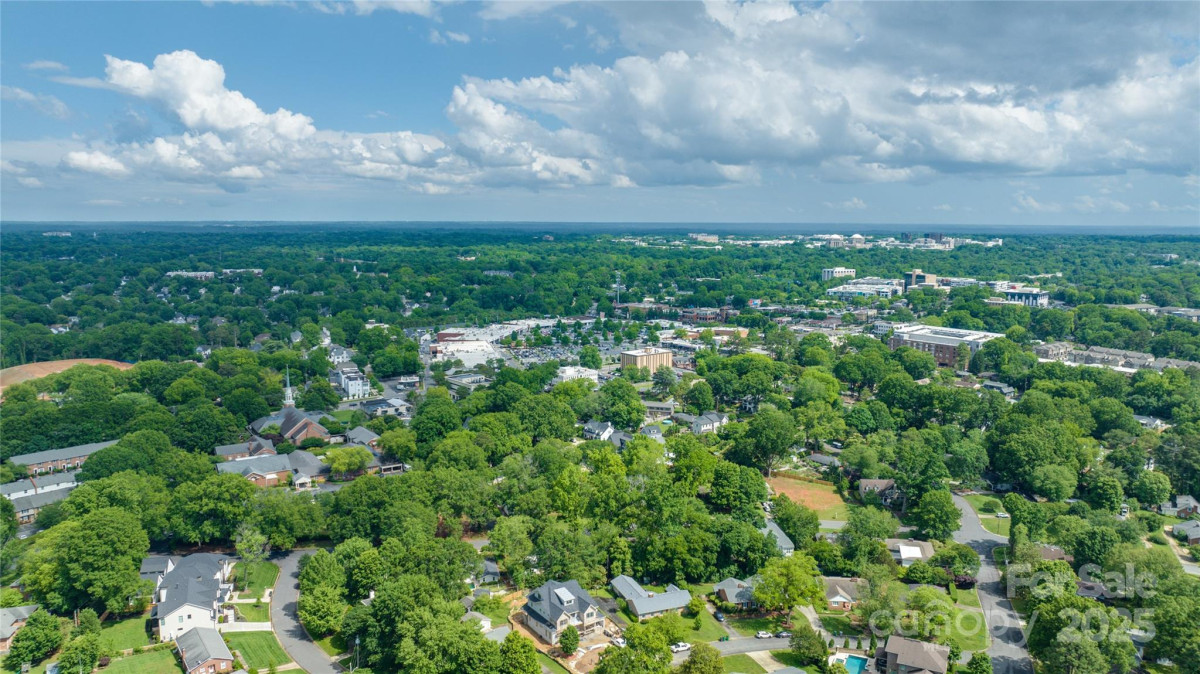 618 Heathermoor Ct Charlotte, NC 28209