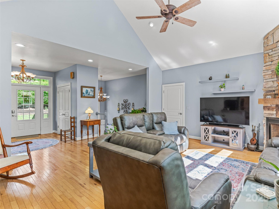 138 Bridlewood Trl Mills River, NC 28759