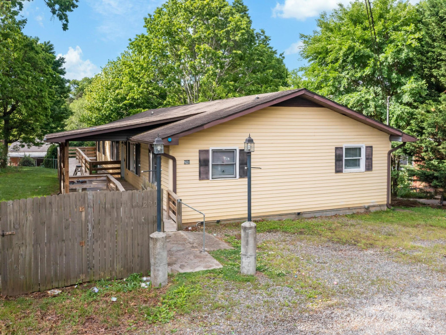 290 Deaverview Rd Asheville, NC 28806