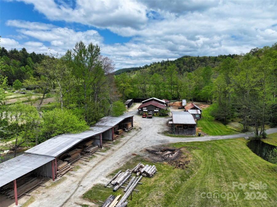 688 Blueberry Farm Rd Zirconia, NC 28790