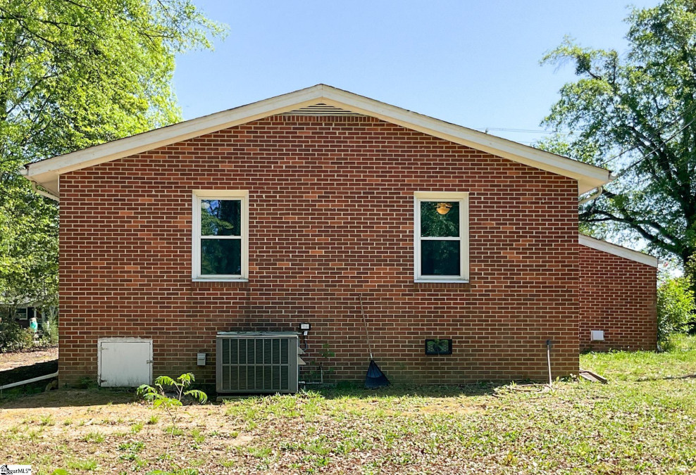 2207 Lee E Taylors, SC 29687-3061