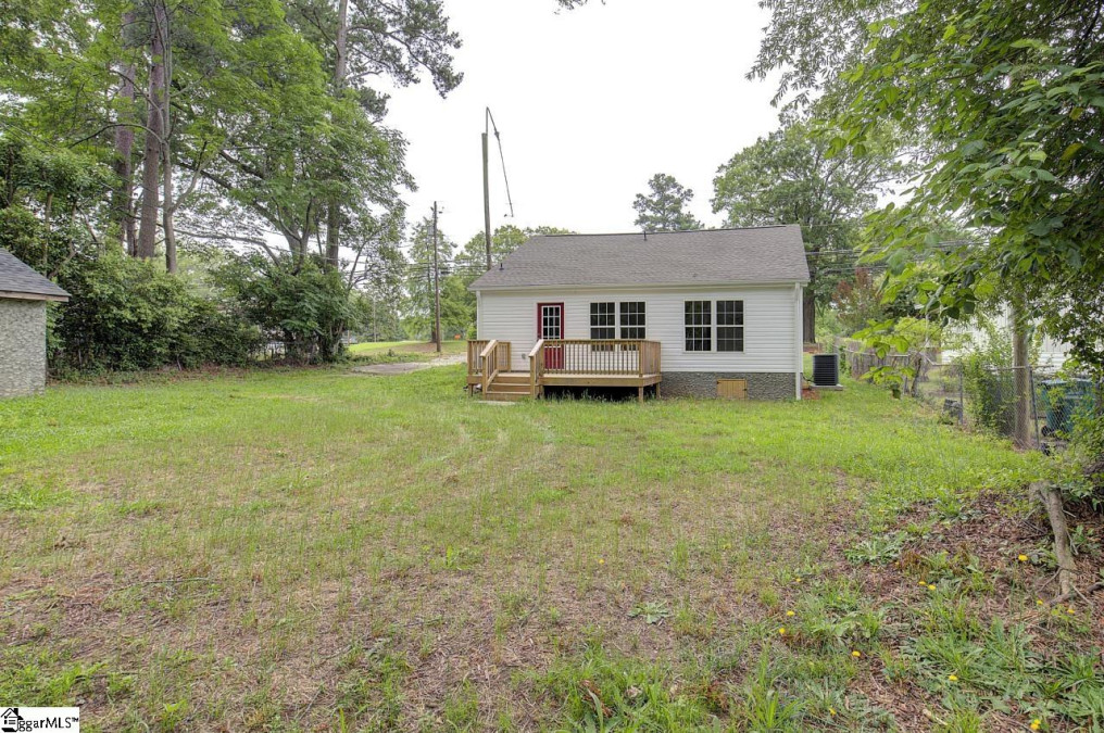 837 Cambridge Avenue East Greenwood, SC 29646