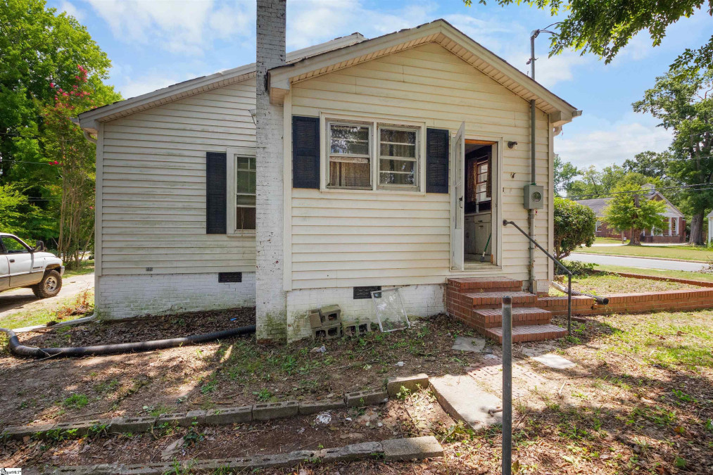 313 Florida E Clinton, SC 29325