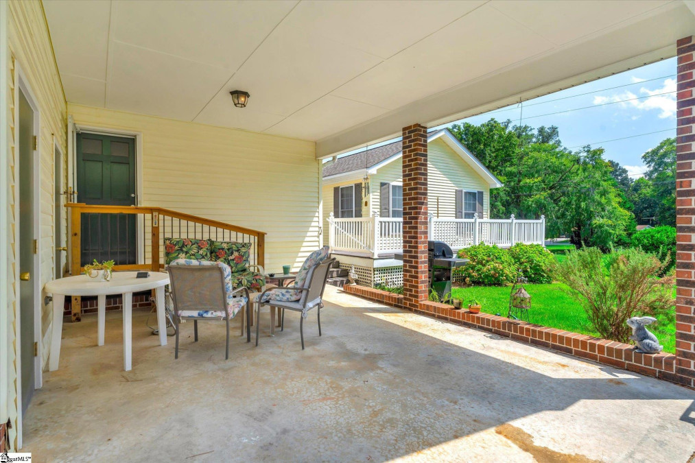 1392 Wilson  Laurens, SC 29360