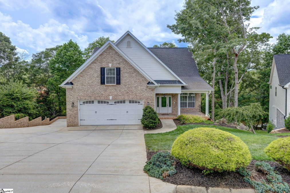 124 Briarpark  Greer, SC 29651