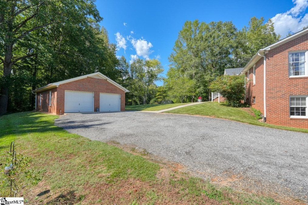 145 Anderson  Roebuck, SC 29376