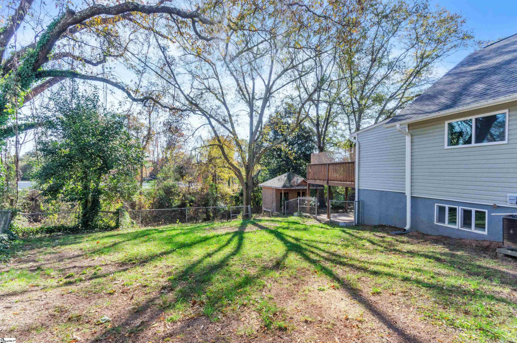 562 Lowndes Hill Greenville, SC 29607