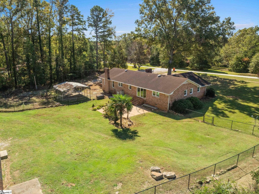 1064 Lakeview  Laurens, SC 29360