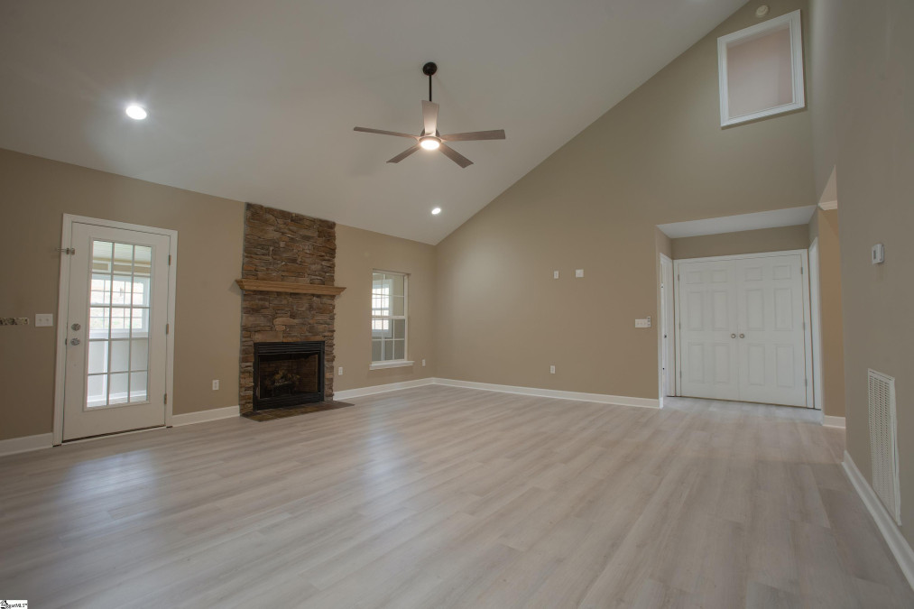 3 Roundleaf  Simpsonville, SC 29680-6354