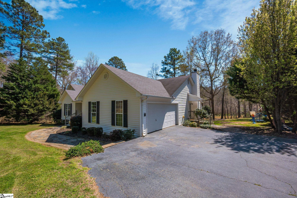 108 Commodore E Cross Hill, SC 29332