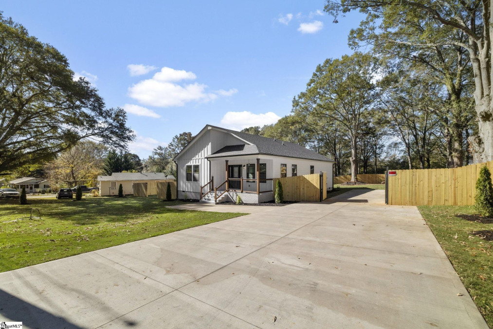 100 Duke  Easley, SC 29640