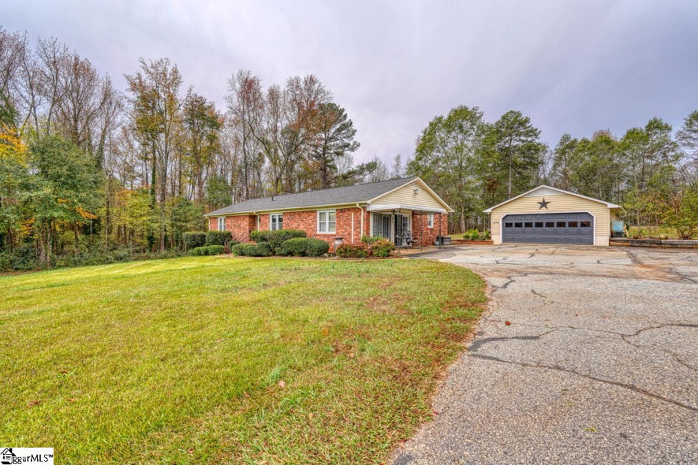 579 Old Georgia Moore, SC 29369