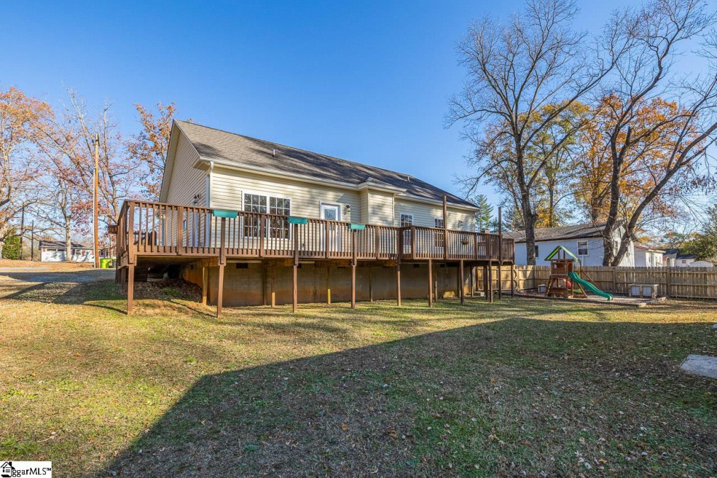 408 Lee S Landrum, SC 29356