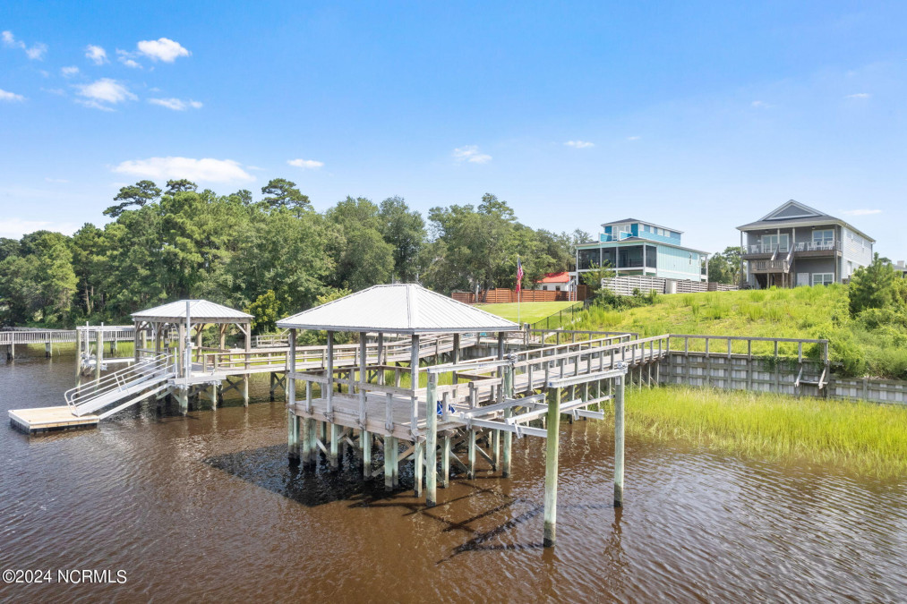 602 Yacht Dr Oak Island, NC 28465