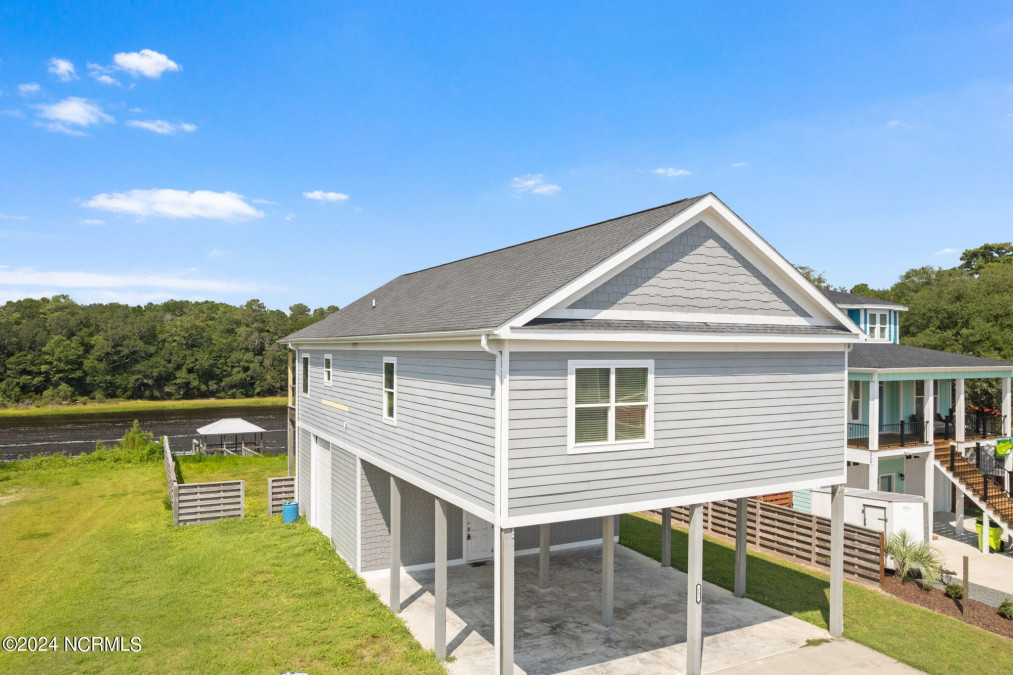 602 Yacht Dr Oak Island, NC 28465