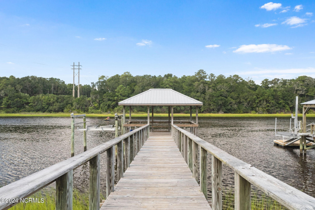 602 Yacht Dr Oak Island, NC 28465