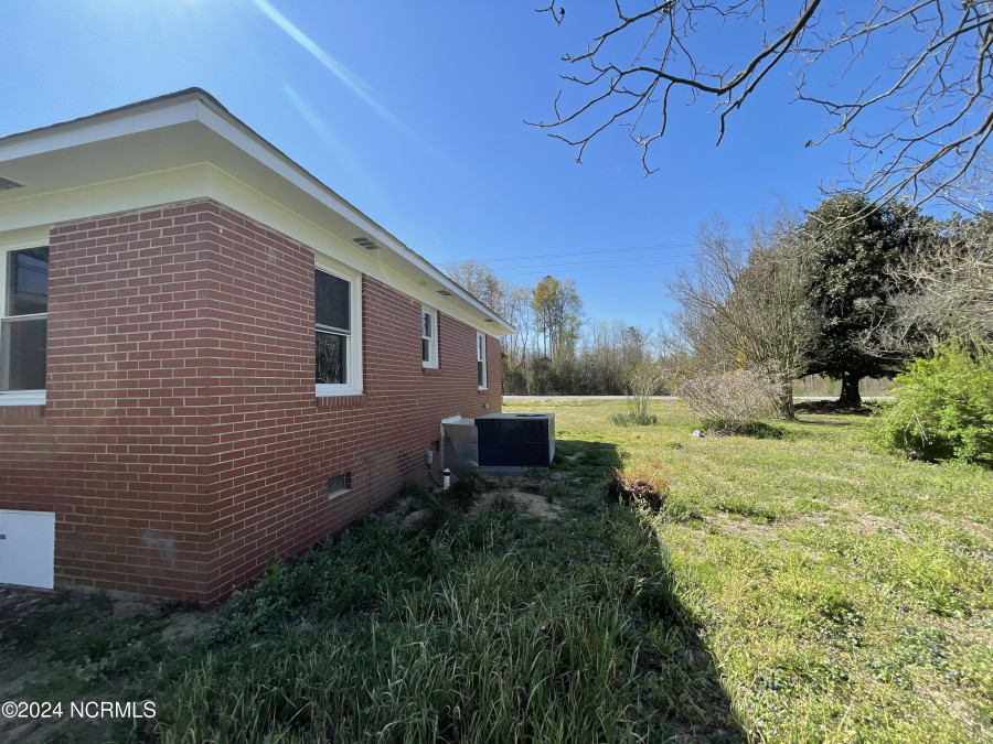 1594 Five Bridge Rd Clinton, NC 28328