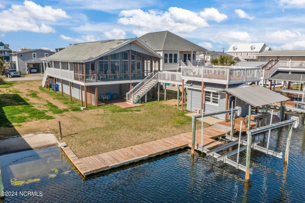 6020 6th St Surf City, NC 28445