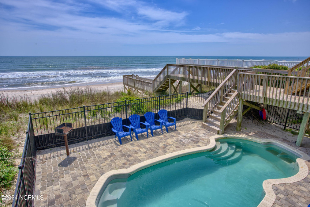 31 Porpoise Pl North Topsail Beach, NC 28460