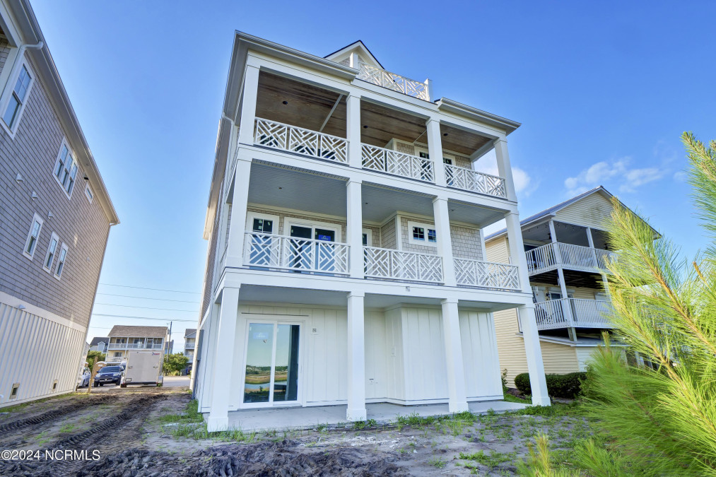 611 Topsail Dr Surf City, NC 28445