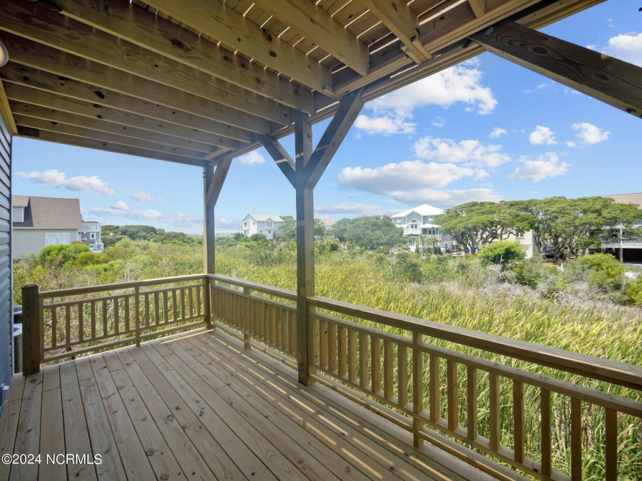 1015 Topsail Dr Surf City, NC 28445